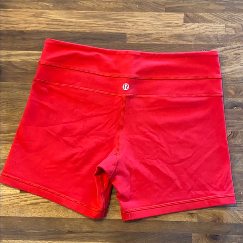 Lululemon size 6 Wonder Train mid rise  shorts